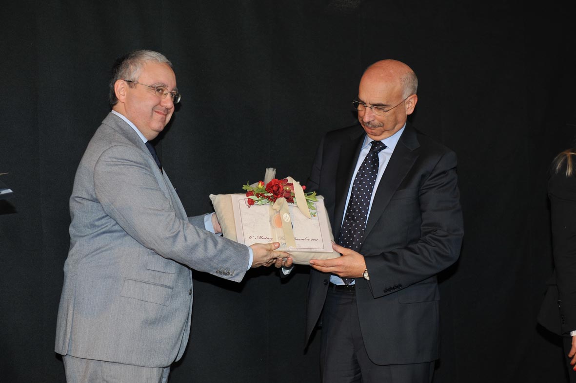 Silvio Di Lorenzo riceve il premio da Andrea Margelletti, Presidente Centro Studi Internazionali Ce.Si.